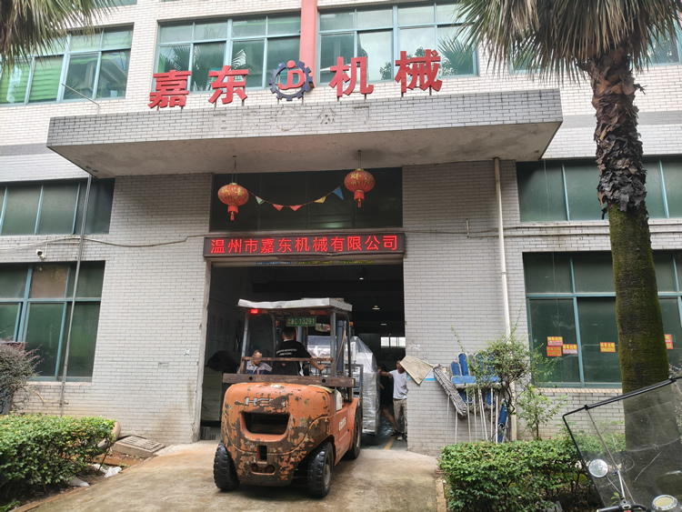 开云手机站官网定制铝箔压纹分切一体机